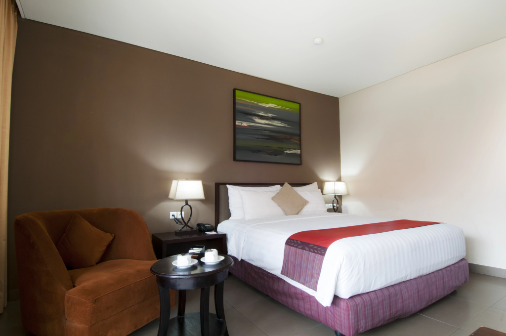 Отель 100 Sunset Hotel в Куте