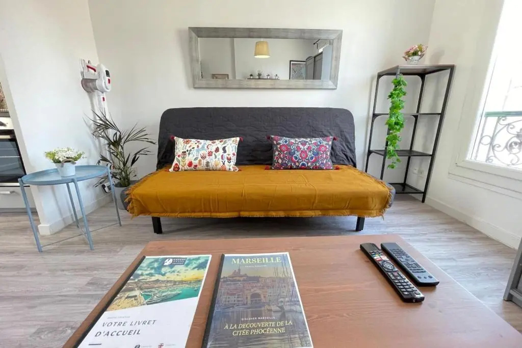 Voir la photo 2 — Les Temps Heureux Petite Terrasse Clim-Netflix