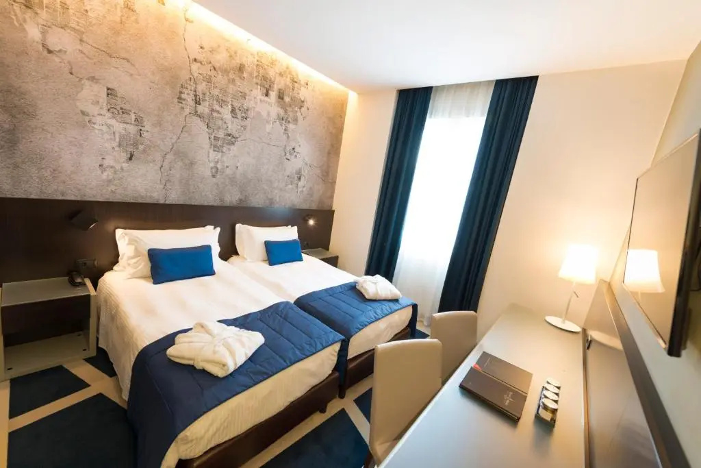 Deluxe Double room (full double bed)