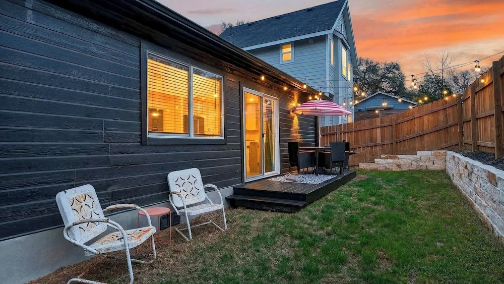 Eastside Keys by Avantstay Bright East Austin Stay + Backyard Dining + Near 6th St and Downtown