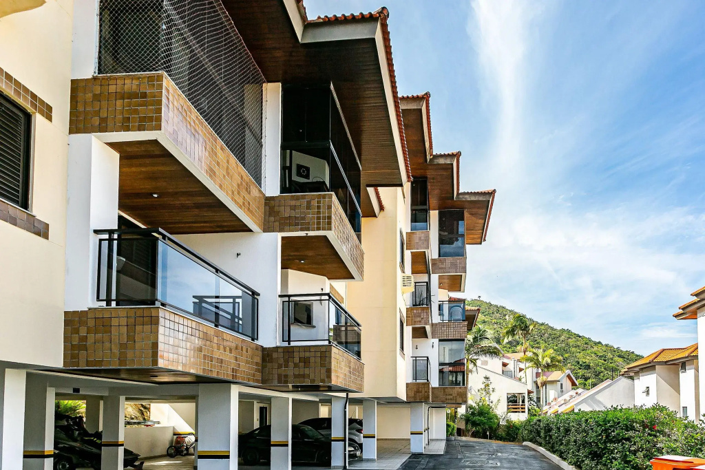 Apto com sacada e churrasq 260m Praia Brava COI302