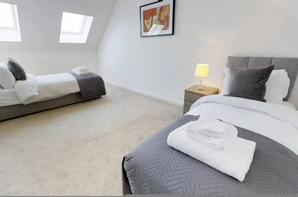 Cole Green Lane Executive Stay- Free Parking