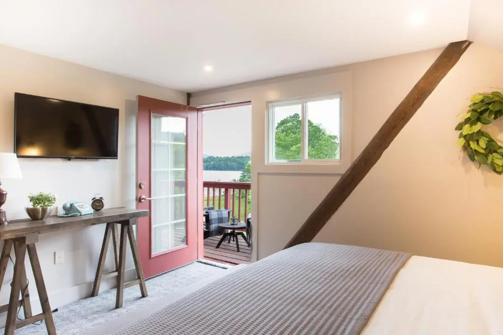 Standard room with lake view