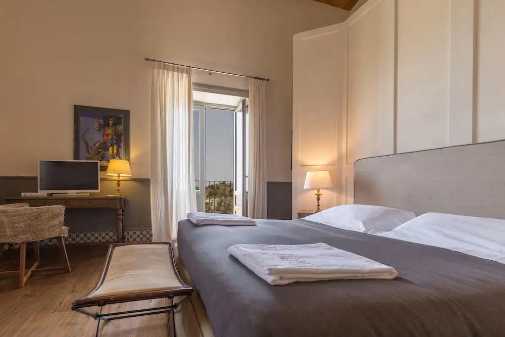 Deluxe Double room with garden view (full double bed)