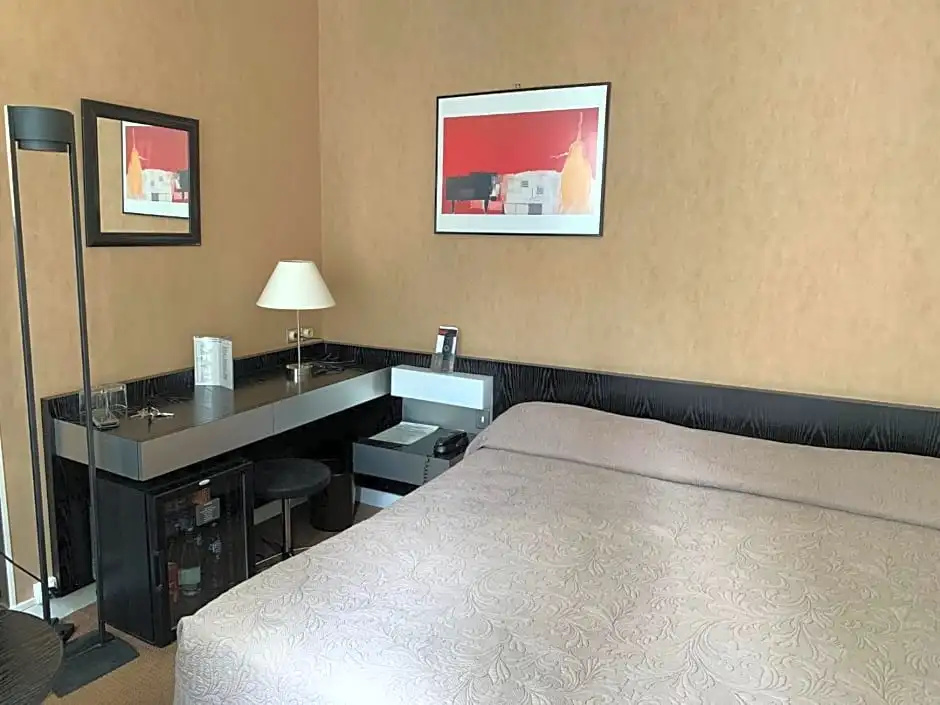 Triple (double bed or twin beds and a rollaway bed) room