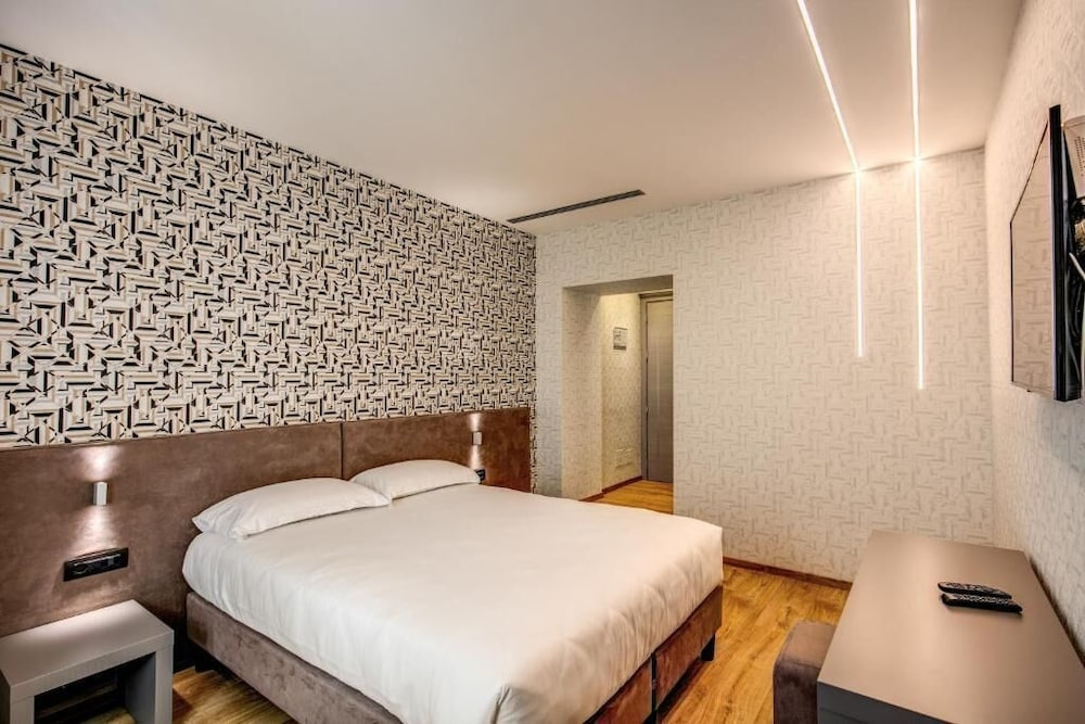 Standard Double room with city view (full double bed)