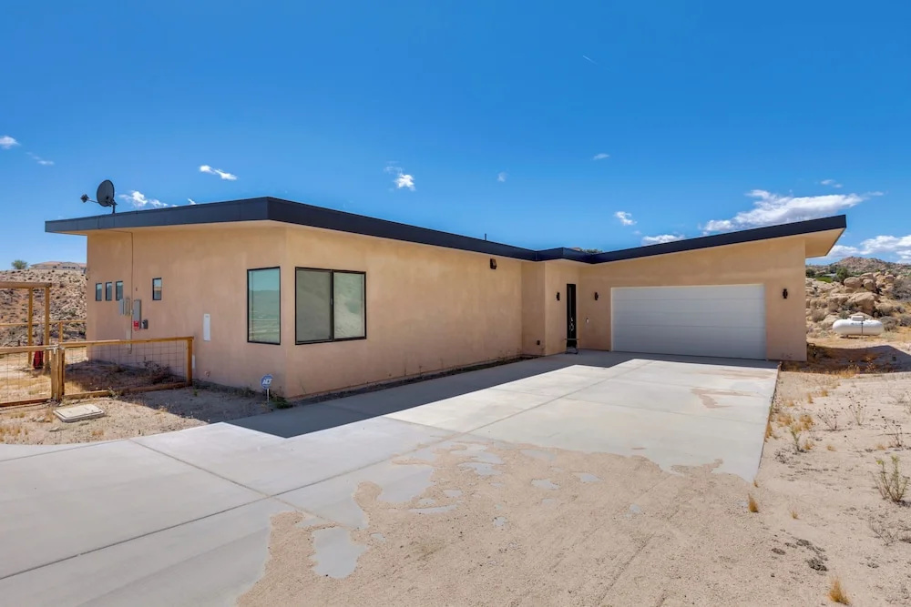 Hot Tub & Views! Contemporary Yucca Valley Retreat