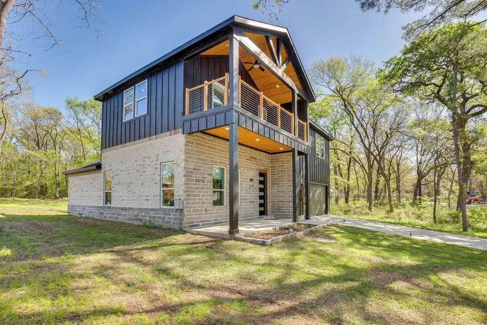 Fire Pit + Grill: Lakeside Gun Barrel City Home!