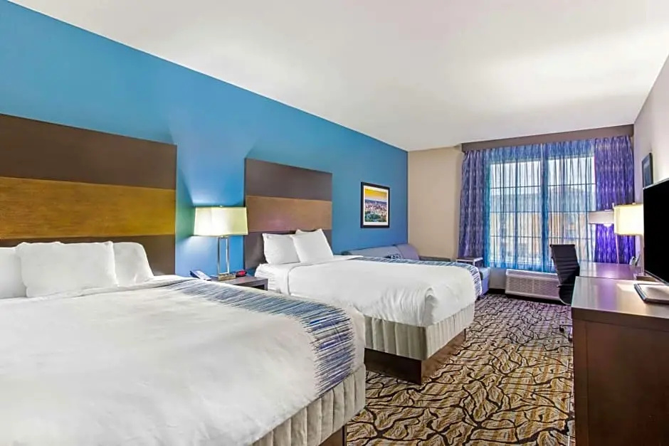La Quinta Inn & Suites by Wyndham Cullman - Tap to explore photos