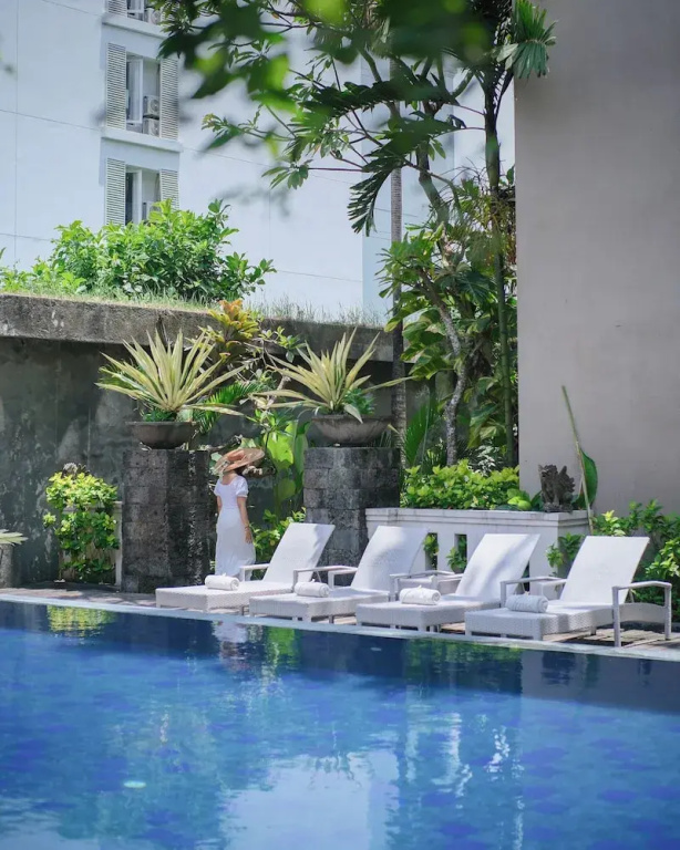 Номер Deluxe с балконом и с видом на бассейн в Kamini Legian Hotel
