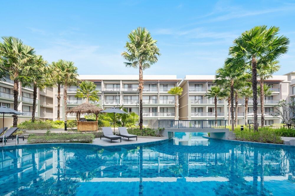 Двухместный номер Standard с видом на бассейн двуспальная кровать в Le Meridien Khao Lak Resort & Spa