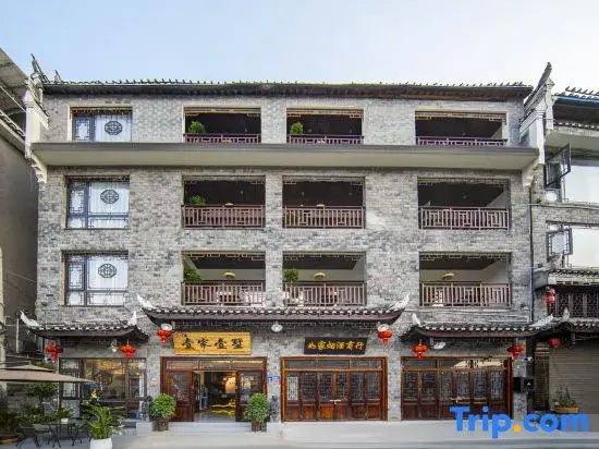 Fenghuang Yijia Yishu · High-End Riverside Villa (Fenghuang Ancient City Store)