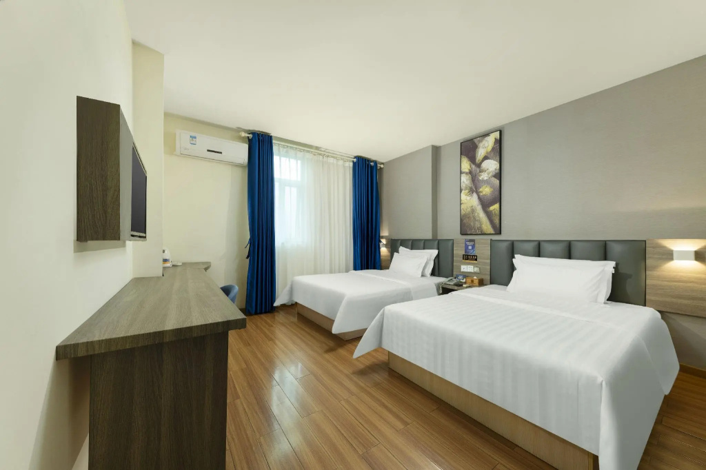 7 Days Inn — 4