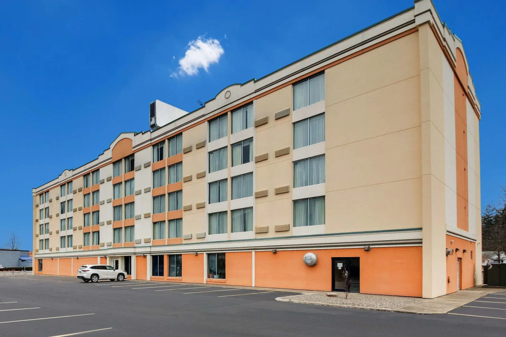 Finger Lakes Inn & Suites