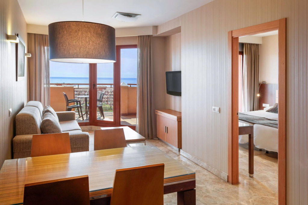 Double Junior Suite with front sea view (twin beds)