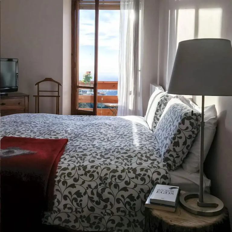 Standard Double room with balcony and with mountain view (full double bed)
