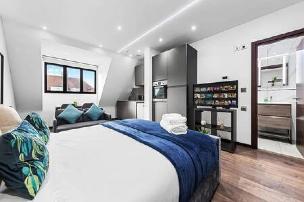 Stylish King Size Bed Studio Near Central London — фото