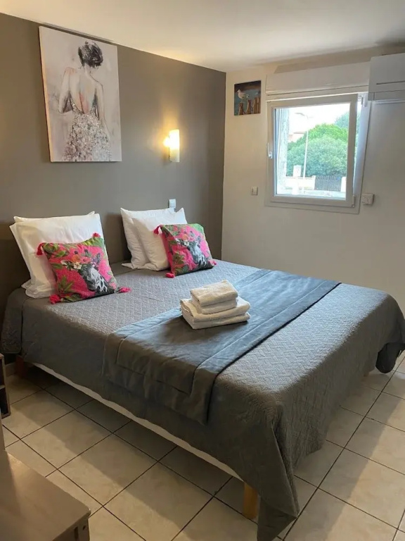 1 Bedroom Comfort Double room with city view (full double bed)