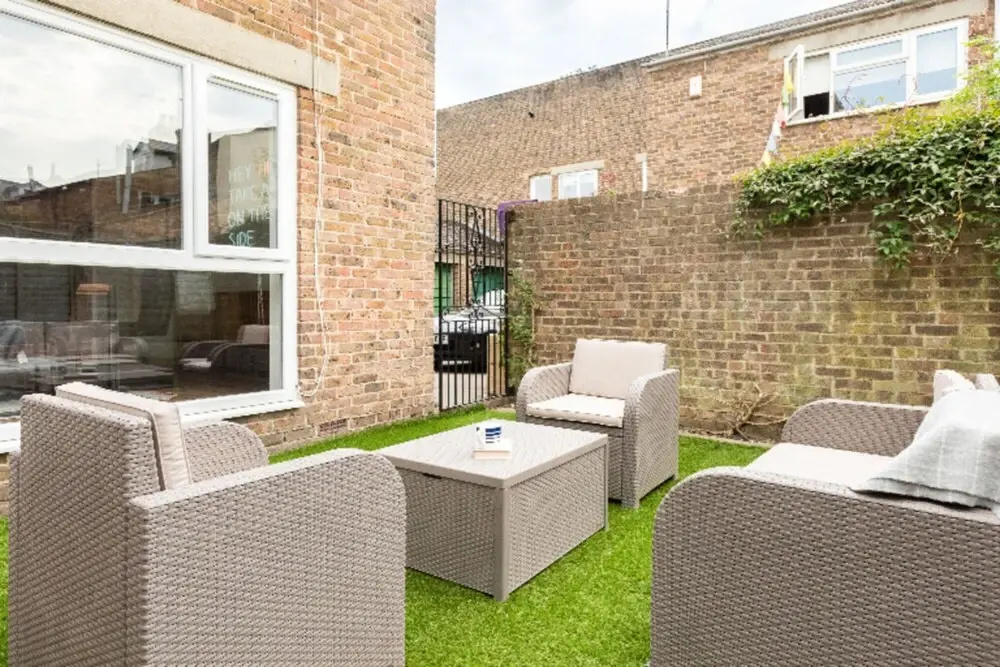 The Century Chalet - Contemporary 2bdr with Parking