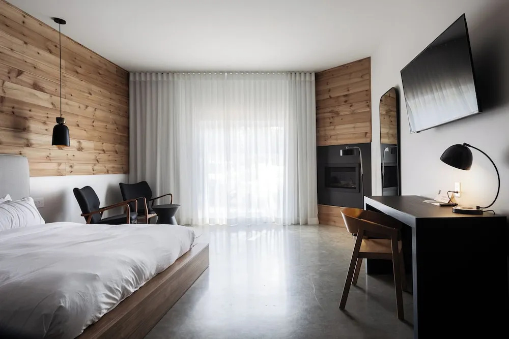 Standard Double room with balcony (full double bed)