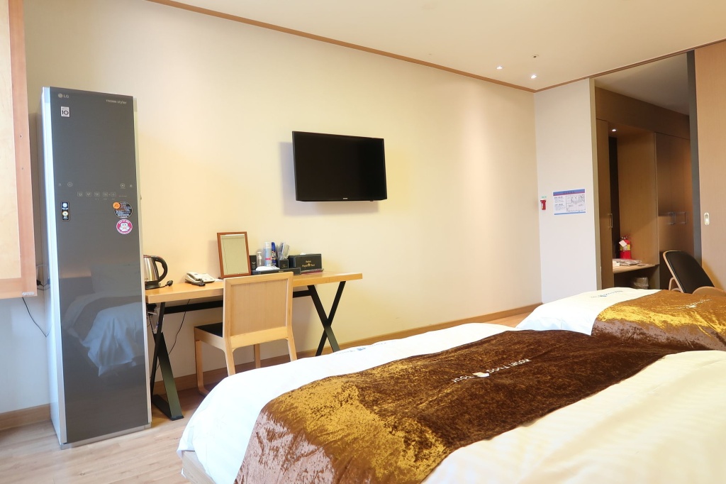 Bolton Hotel — 4