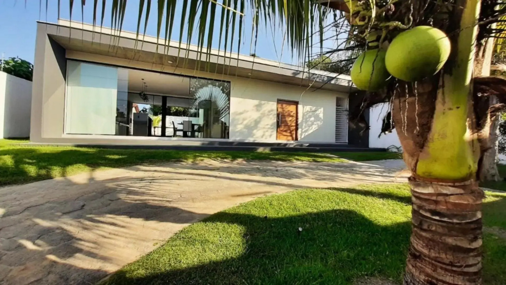 Casa terréa da Praia de Taperapuan, 3 suítes com banheira