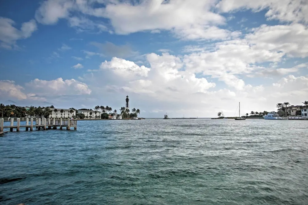 Walk to Beach! Poolside Oasis in Pompano