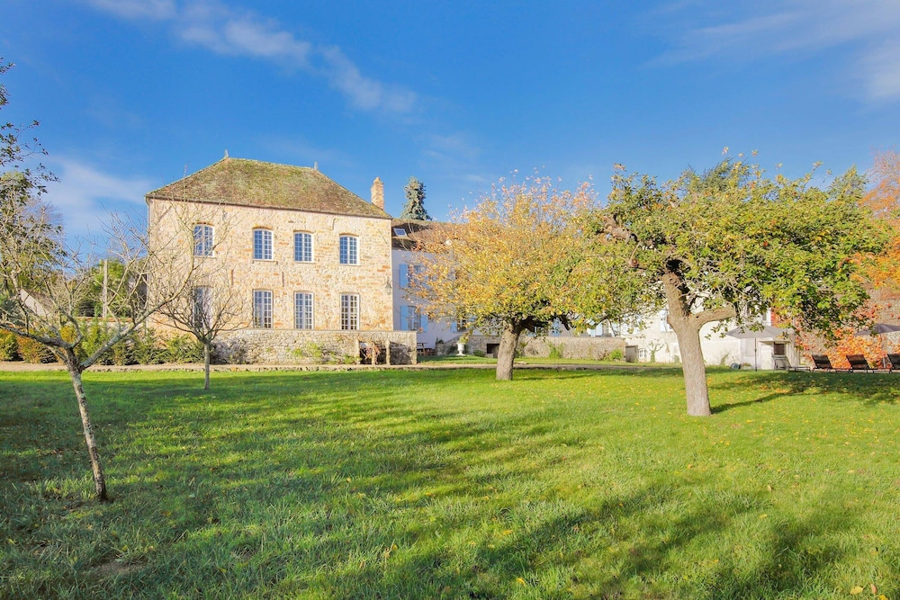 Grand Estate for 20 With Pool, Garden
