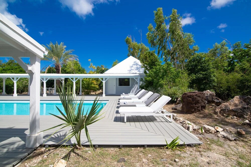 Exclusive Terres Basses Location, Heated Pool, Near Beach, Shops, Restos, AC, Free Wifi