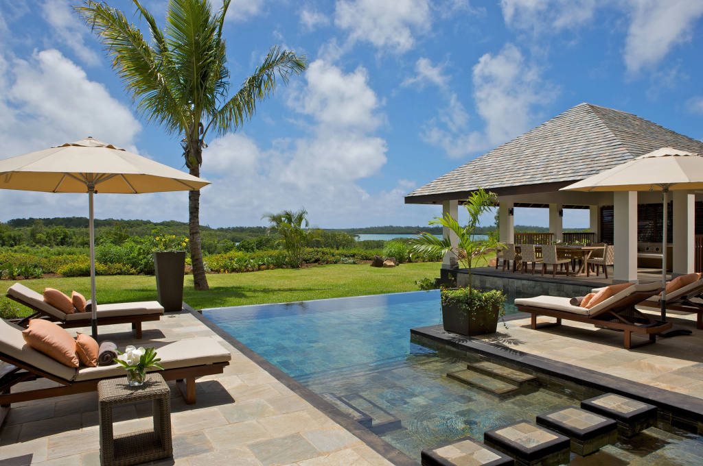 4 Bedrooms Prestige Villa with golf view