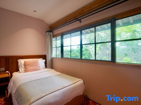 Standard Double Duplex room with lake view (twin beds)