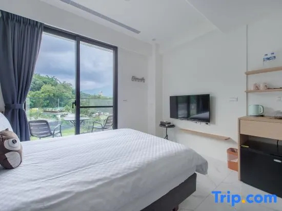 Standard Double room with lake view (full double bed)