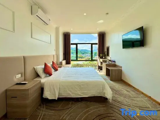 Standard Double room with lake view (full double bed)