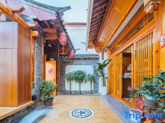 Midnight encounter with a Chinese courtyard (Lijiang Old Town Store)