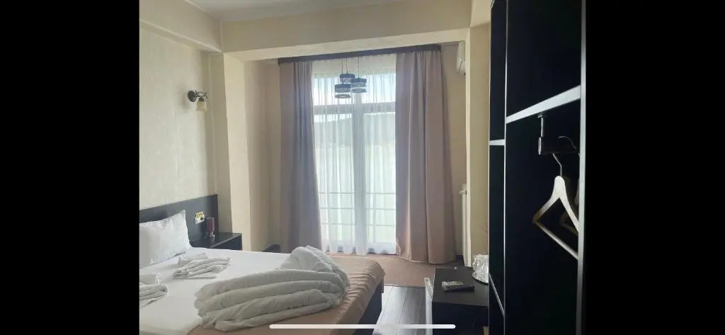 Standard Double room with lake view (full double bed)