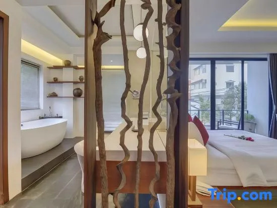 豪華雙人套房，配有陽台及大雙人床