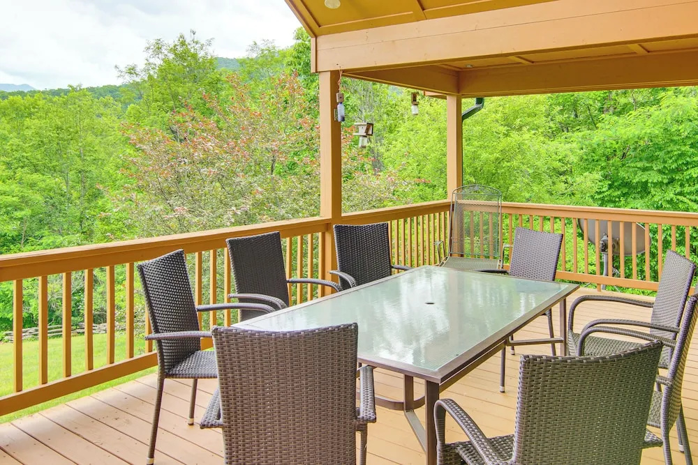 Burnsville Cabin: Wraparound Deck + Mountain View! - фото 12