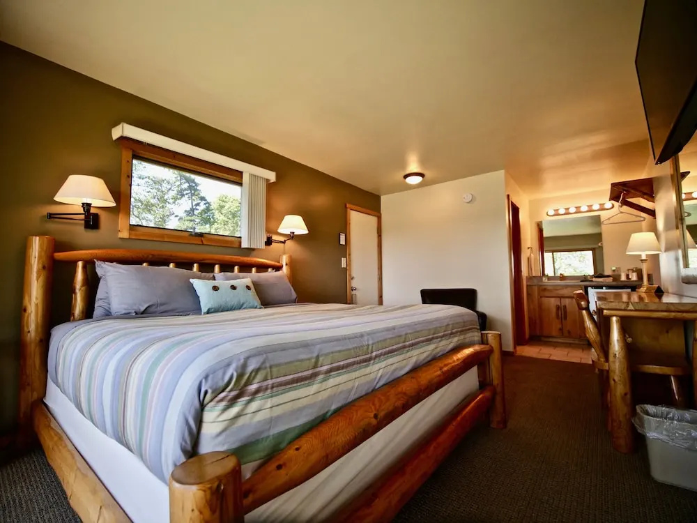 Standard Double room with lake view (full double bed)