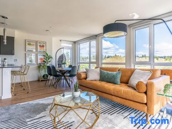 3BR | Views, Balcony, Gym | Bellevue | Sophari B