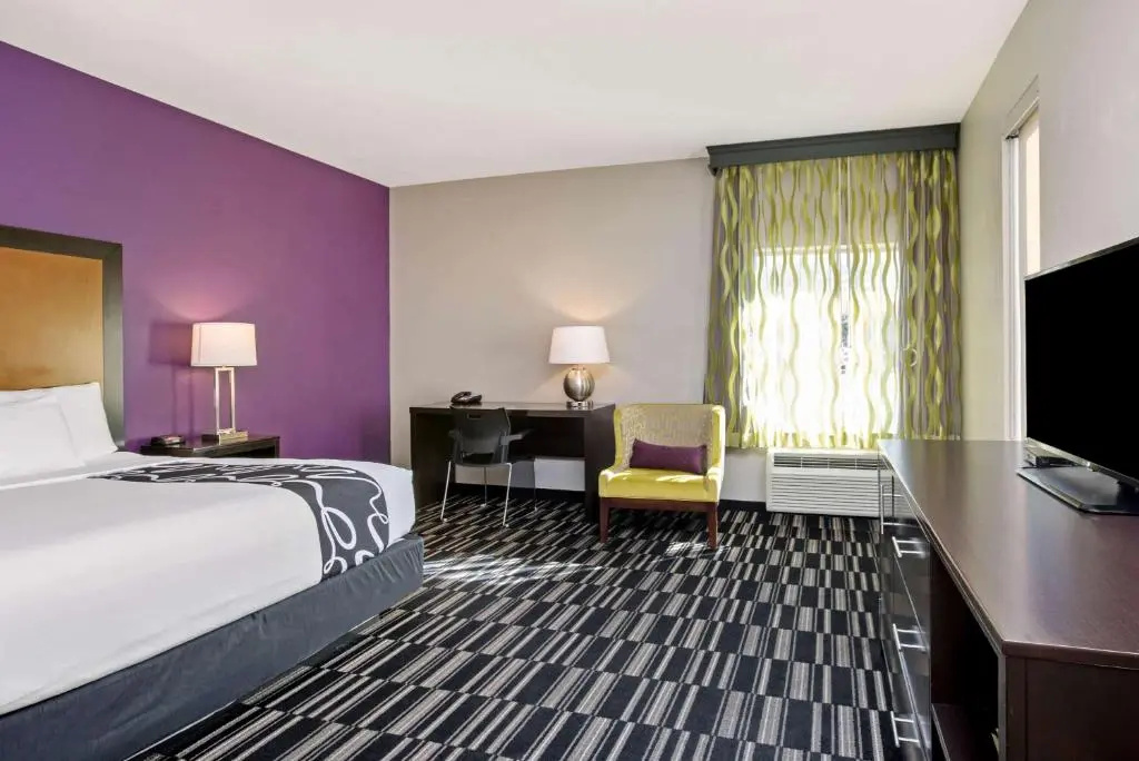 Standard room with mountain view