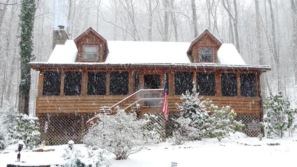 The Mountain Forager Cabin, Whitewater Rafting, Polar Express, Hot Tub, Home Gym