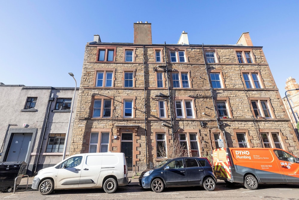 Elegant 2-Bed Flat with Edinburgh Charm