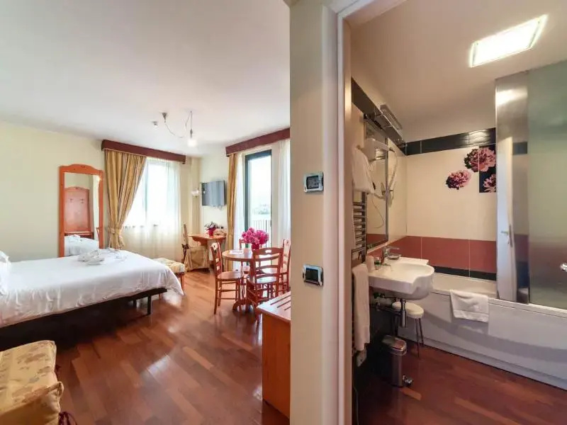 Superior Double room with lake view (full double bed)