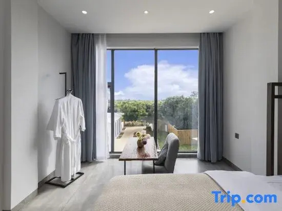 Standard Family room with garden view