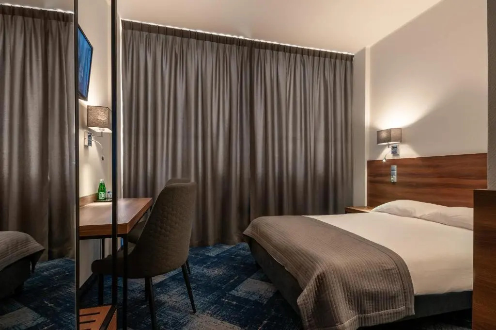 Standard Double room with city view (full double bed)