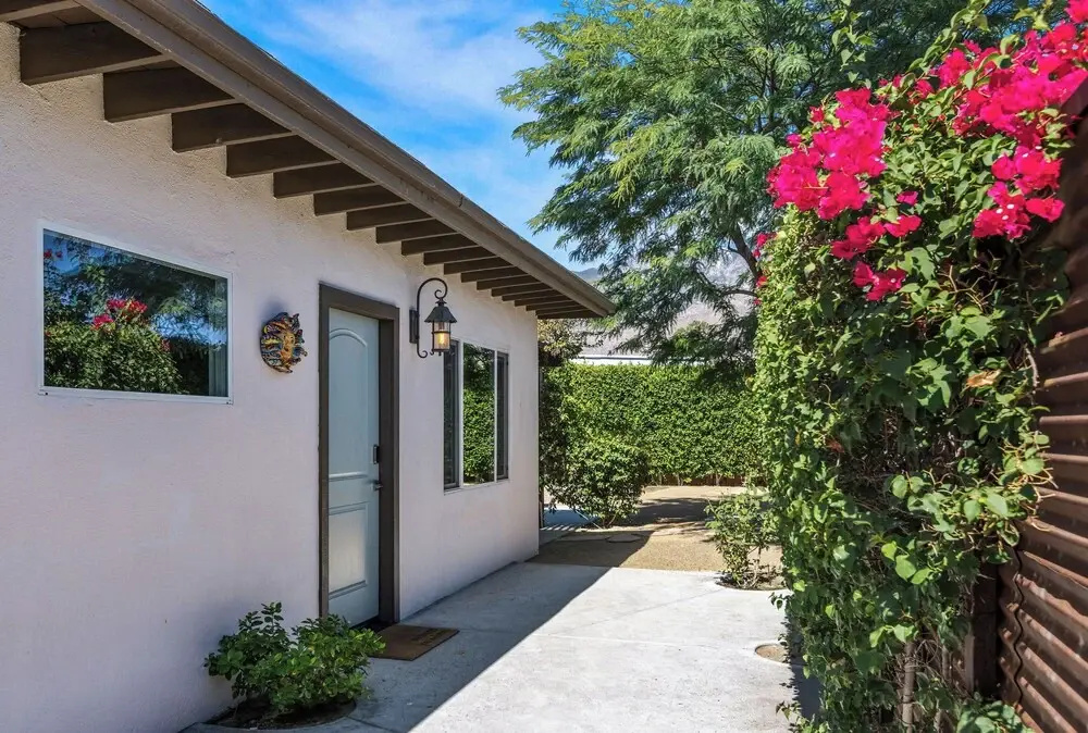 Cozy Desert Bungalow