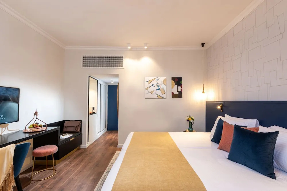 Junior Suite with balcony and with city view