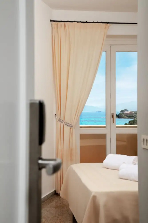 Deluxe room with balcony and with sea view