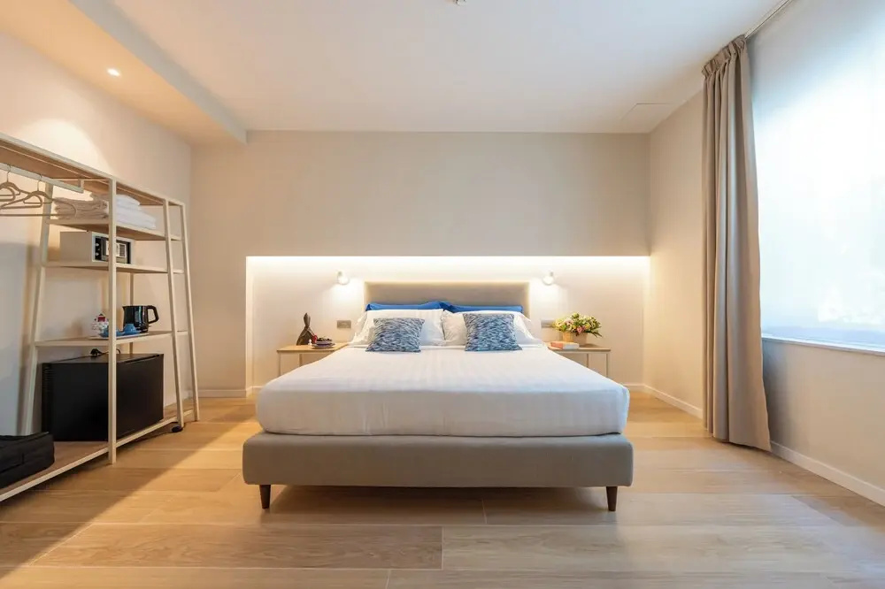 Six Luxury Room