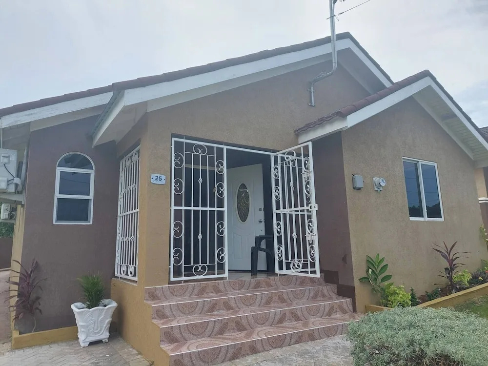 Luxurious 3-bedroom House in Ocho Rios With Private Entrance